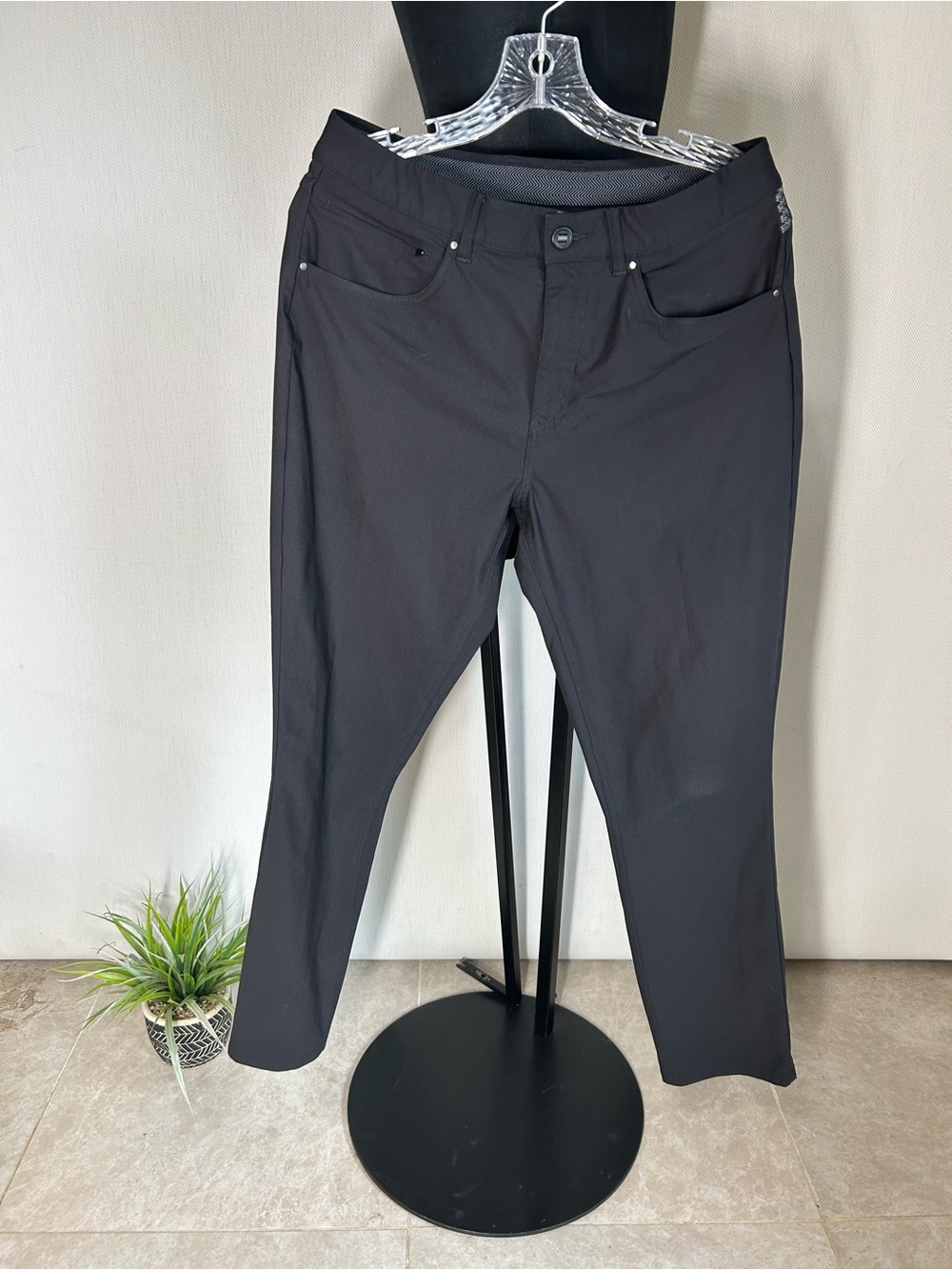 Puma Size 32 Men's Slim Straight Jeans in Black Excellent condition